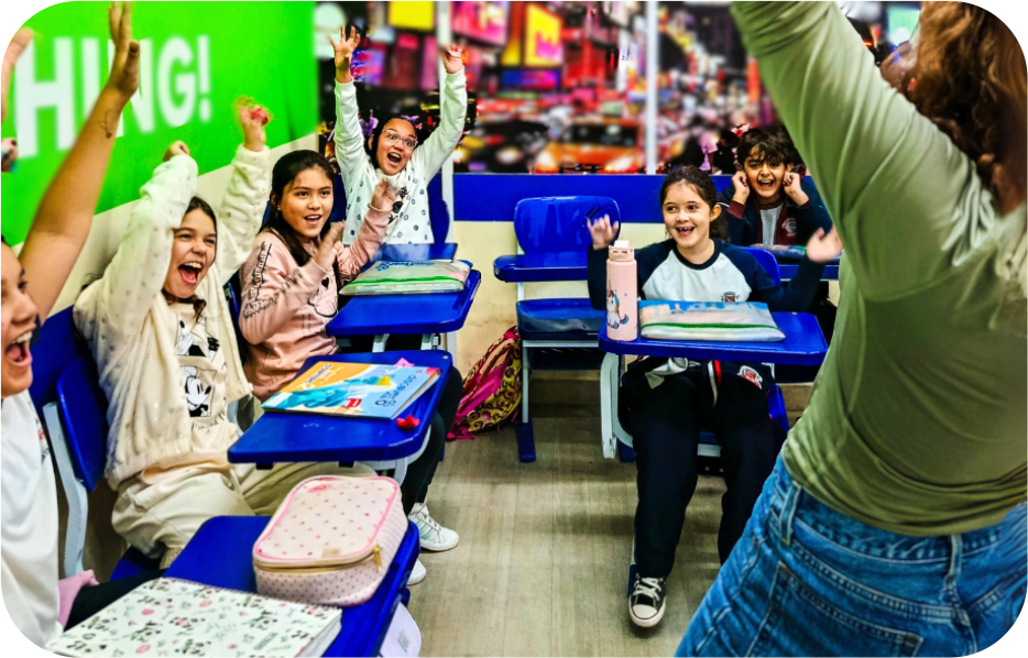 Alunos crianças e professora em sala de aula felizes