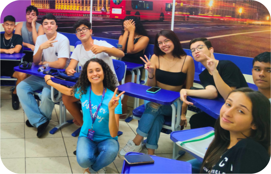 Alunos jovens e professora em sala de aula