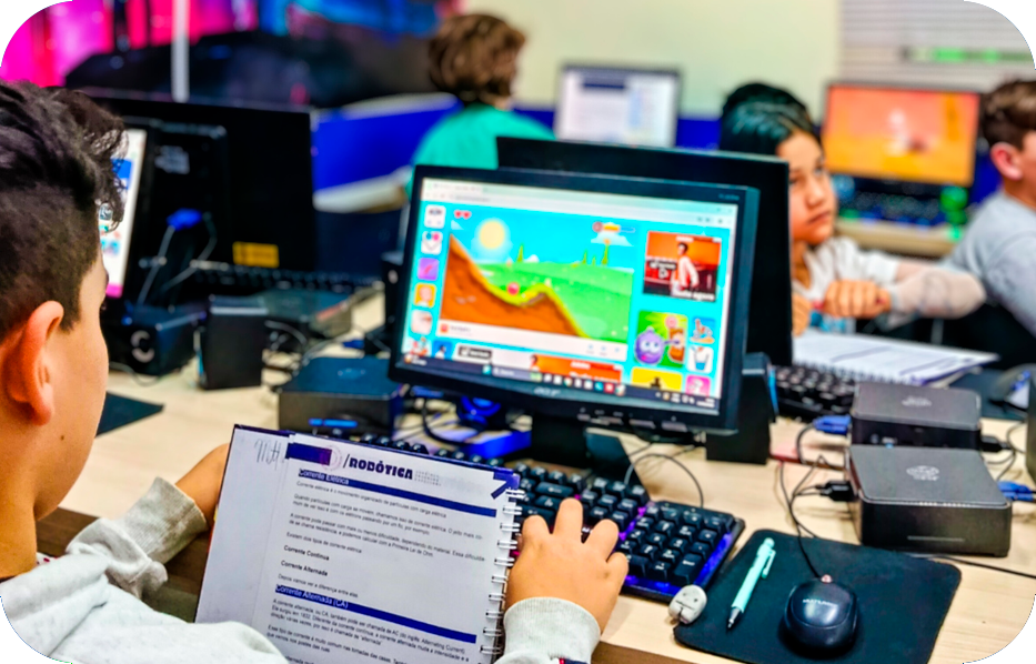 Professor e alunos sala de tecnologia