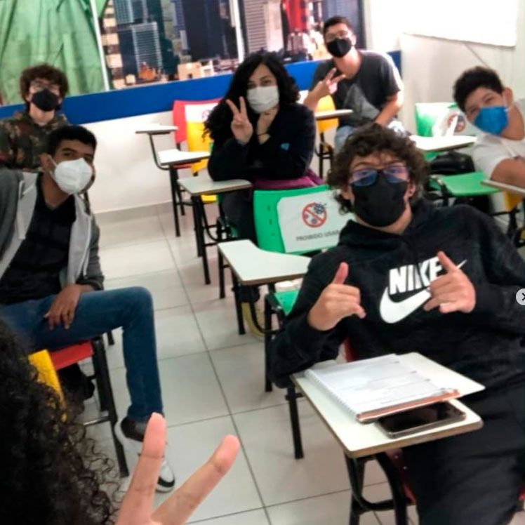Diversos Alunos em Sala de Aula