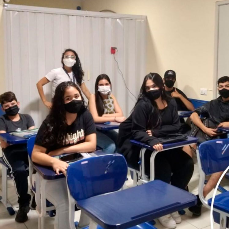 Diversos Alunos em Sala de Aula