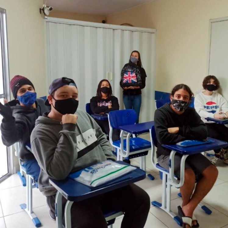 Diversos Alunos em Sala de Aula