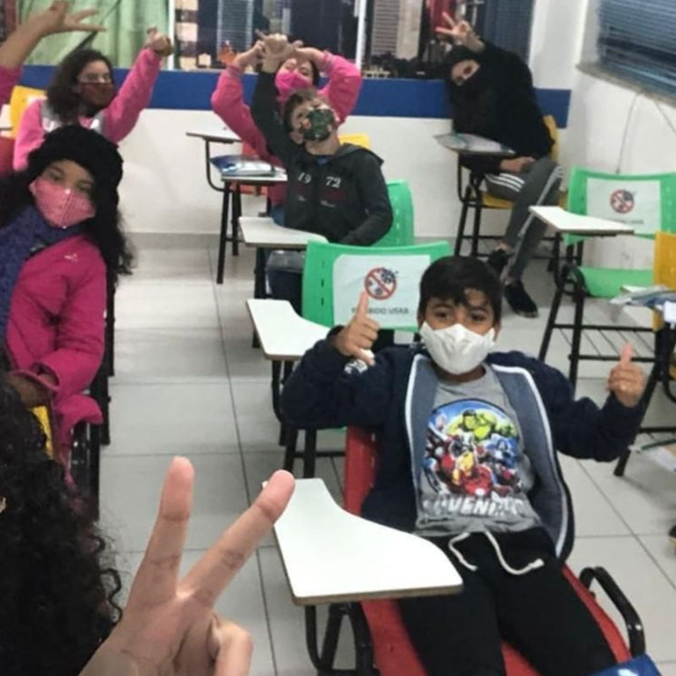 Diversos Alunos em Sala de Aula