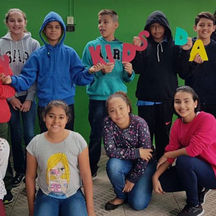 Diversos Alunos em Sala de Aula